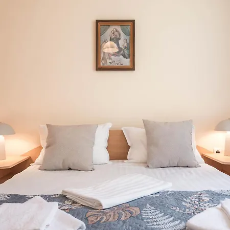 Aristocratic To The Sea Garden דירה